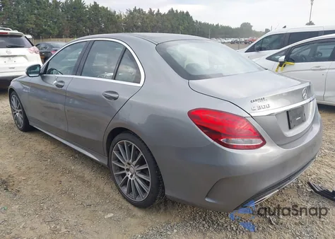 2015 Mercedes-Benz C 300 Sport 4Matic z USA, uszkodzony, nr VIN 55SWF4KB1FU022063